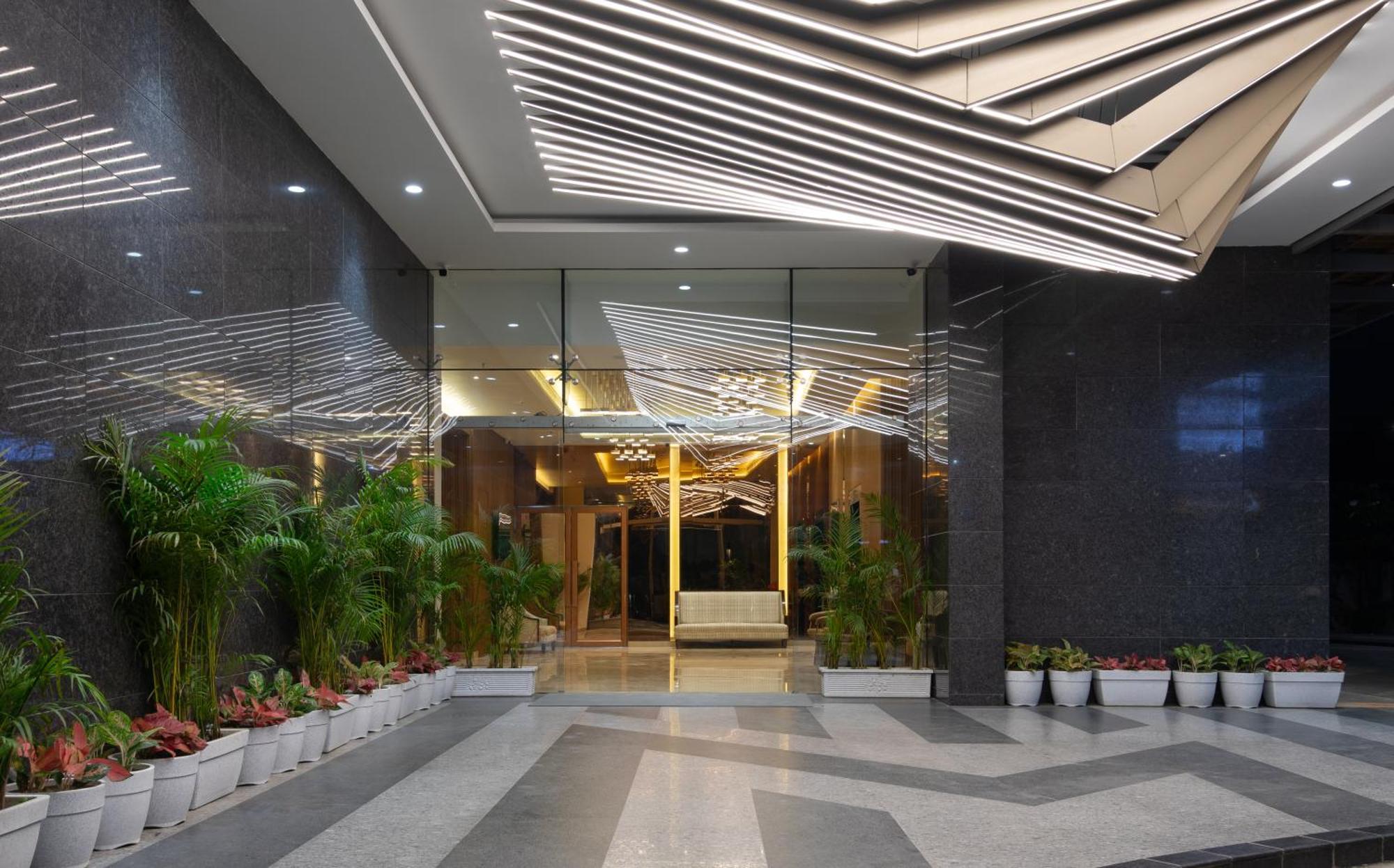 Hometel Alambagh Lucknow - A Sarovar Hotel Exterior photo