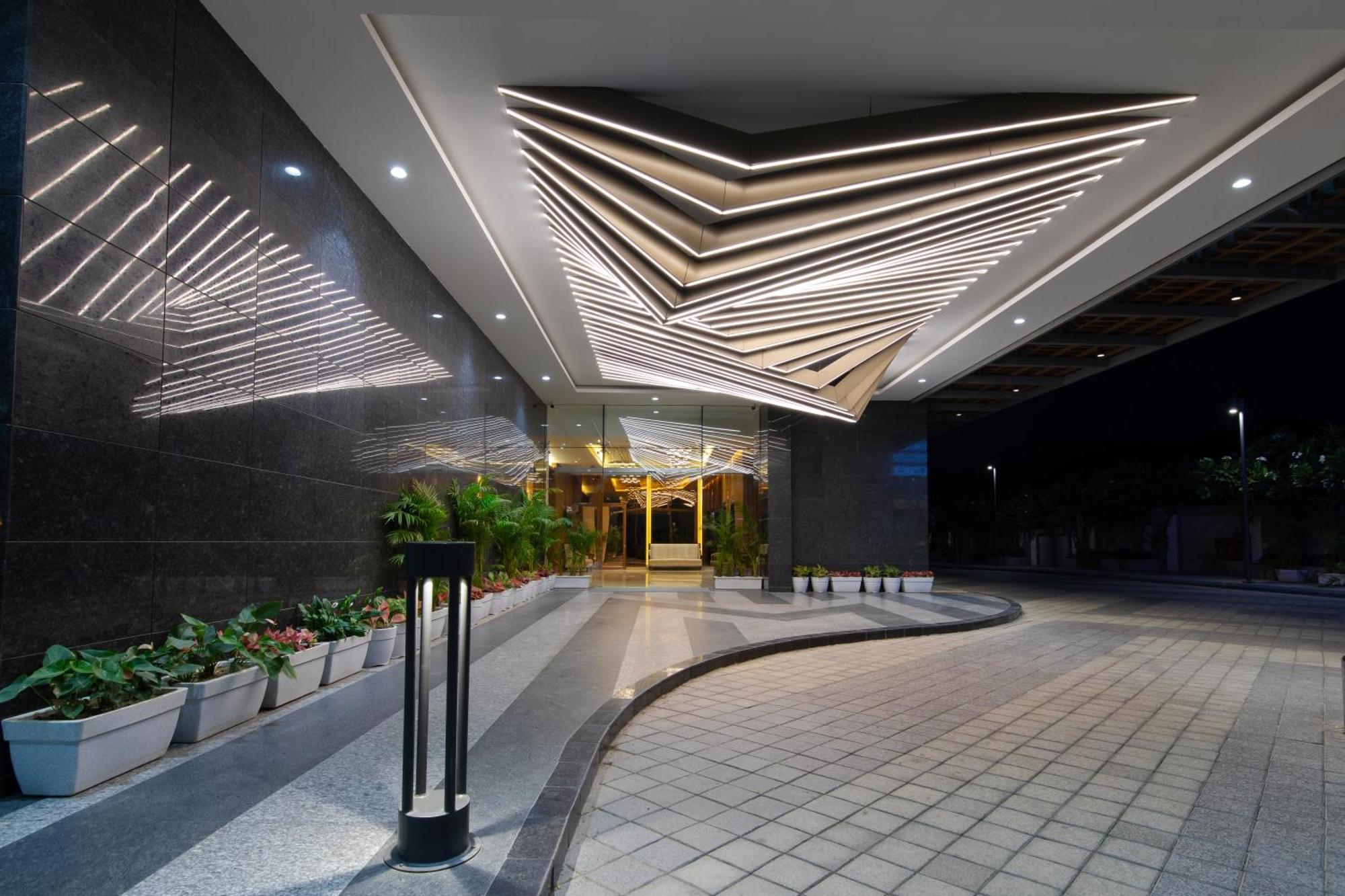 Hometel Alambagh Lucknow - A Sarovar Hotel Exterior photo