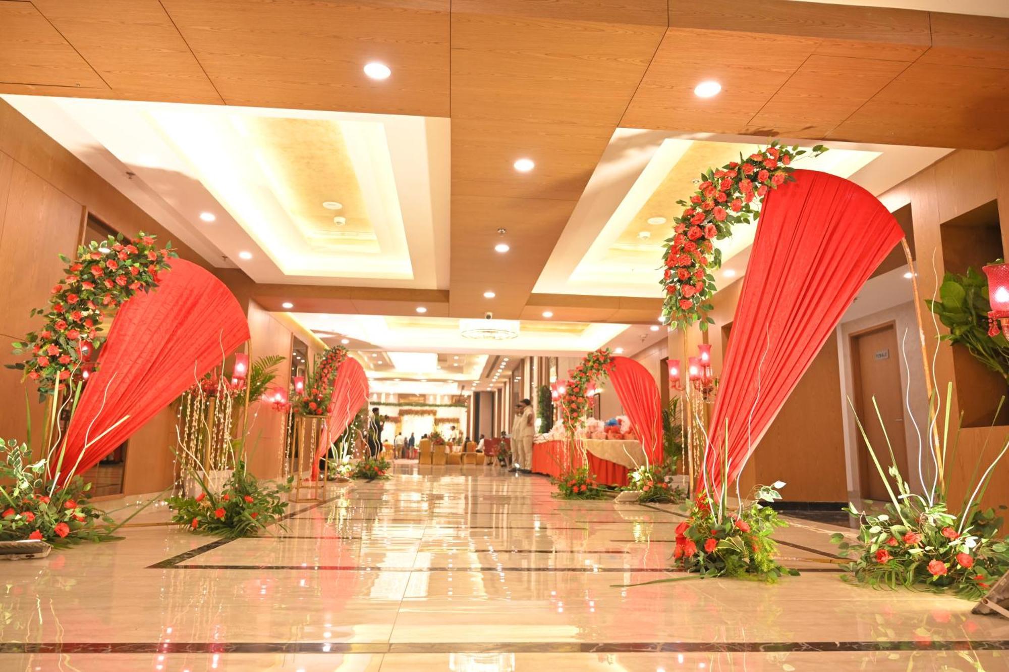 Hometel Alambagh Lucknow - A Sarovar Hotel Exterior photo